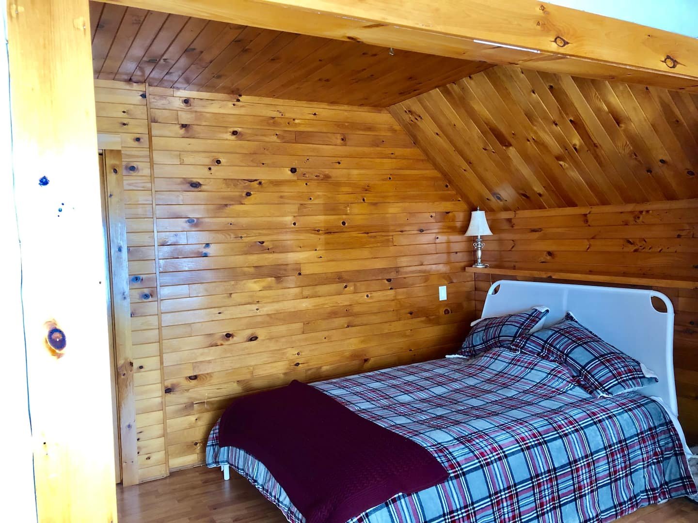 Chambre lambrissée de pin
