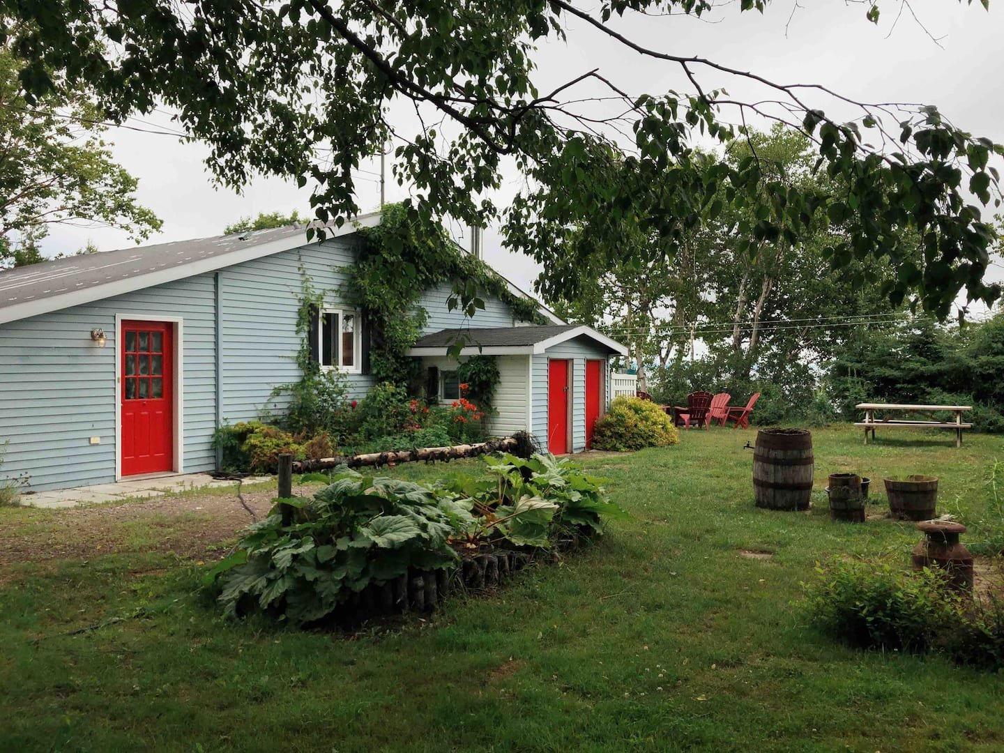 Le chalet vu du terrain en été