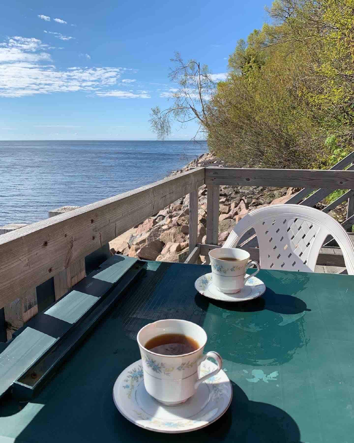 Café sur la terrasse face à l'eau